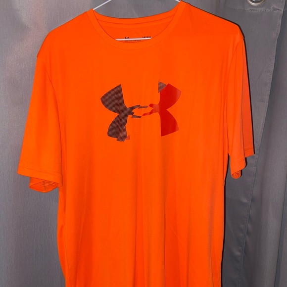 Under Armour athletic shirt - Picture 1 of 2
